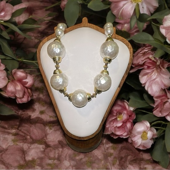 Jewelry - Elegant Pearl and Gold Women's Necklace